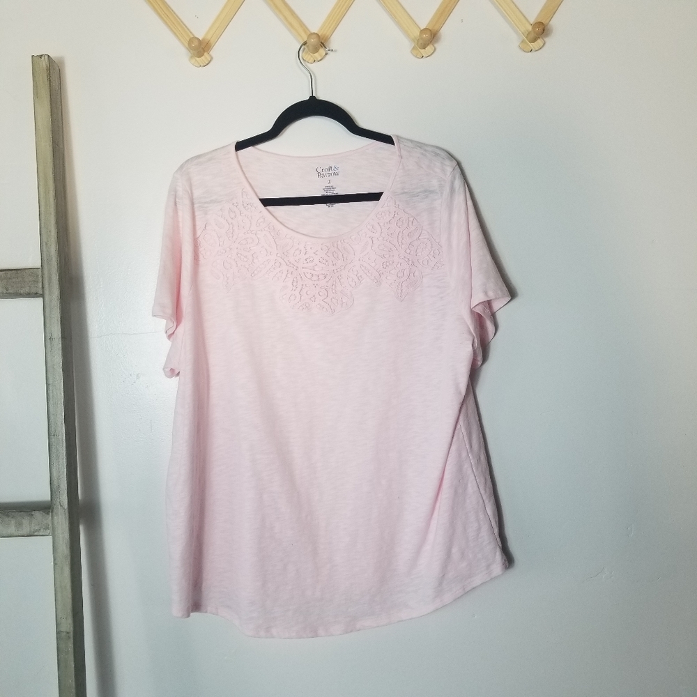 CROFT & BARROW SHORT SLEEVE LACE DESIGN ON TOP FRONT LIGHT PINK SHIRT SIZE 1X